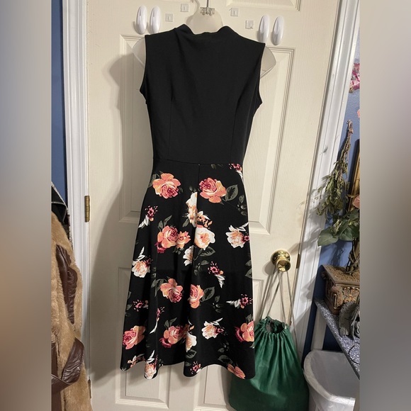Black and floral sleeveless dress! (Knee length) - Picture 2 of 3